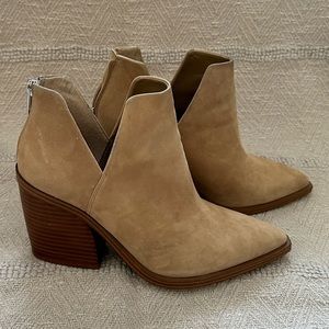 Vince Camuto suede bootie, Sz 9, like new